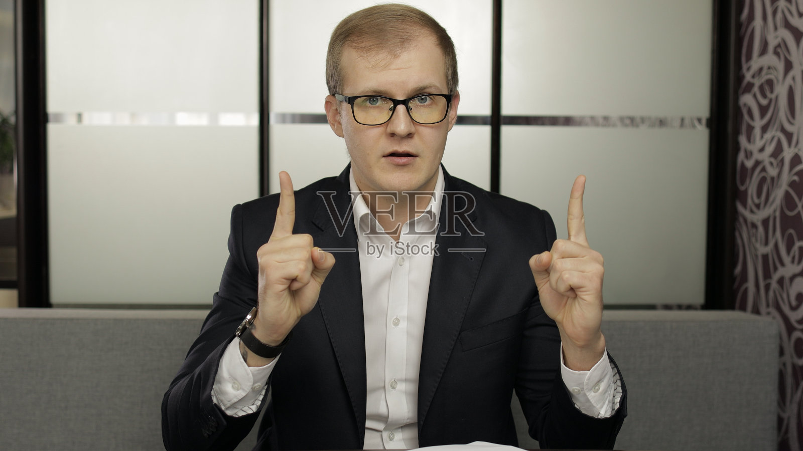 男老师打视频电话。远程教育与儿童在家上课照片摄影图片