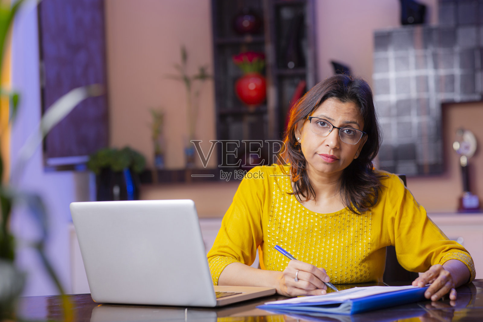 在家工作的妇女库存照片照片摄影图片