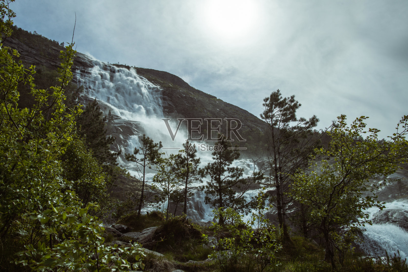 壮丽的挪威瀑布景观:Langfoss照片摄影图片
