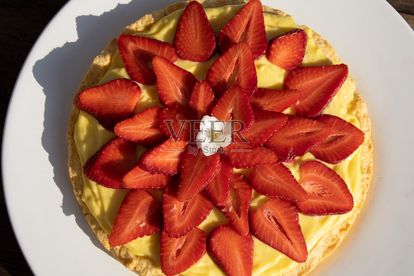 自制草莓和蛋奶蛋糕照片摄影图片