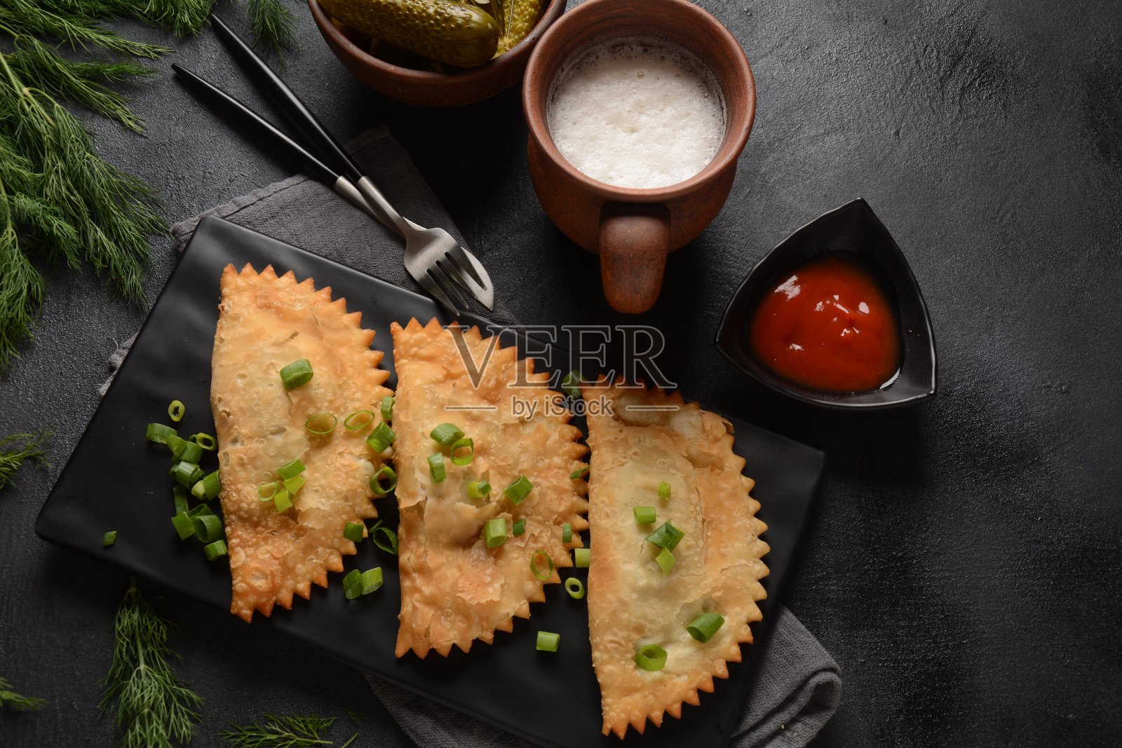 传统罗马尼亚、乌克兰、俄罗斯和鞑靼族肉馅饼照片摄影图片