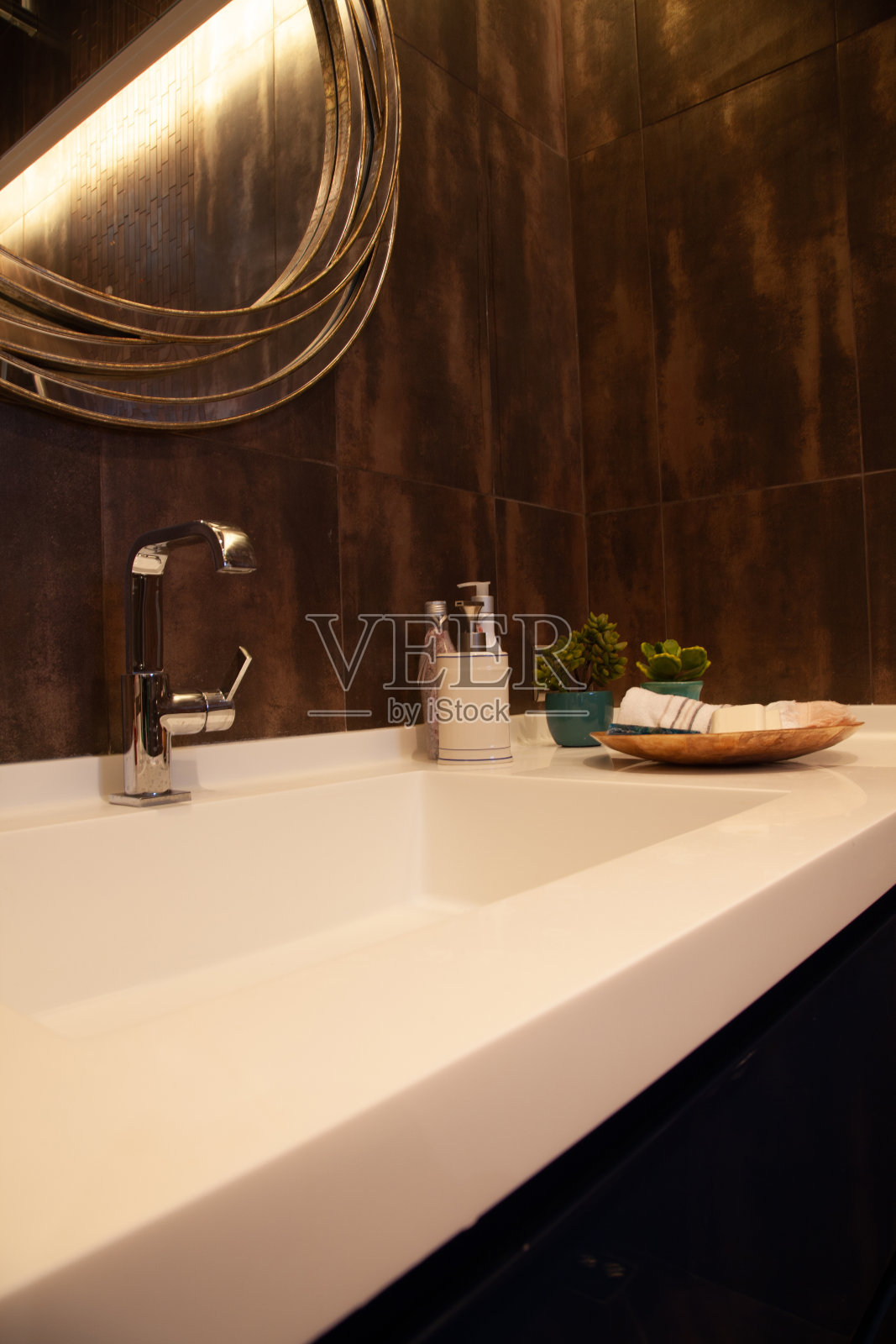 豪华住宅中的现代浴室照片摄影图片