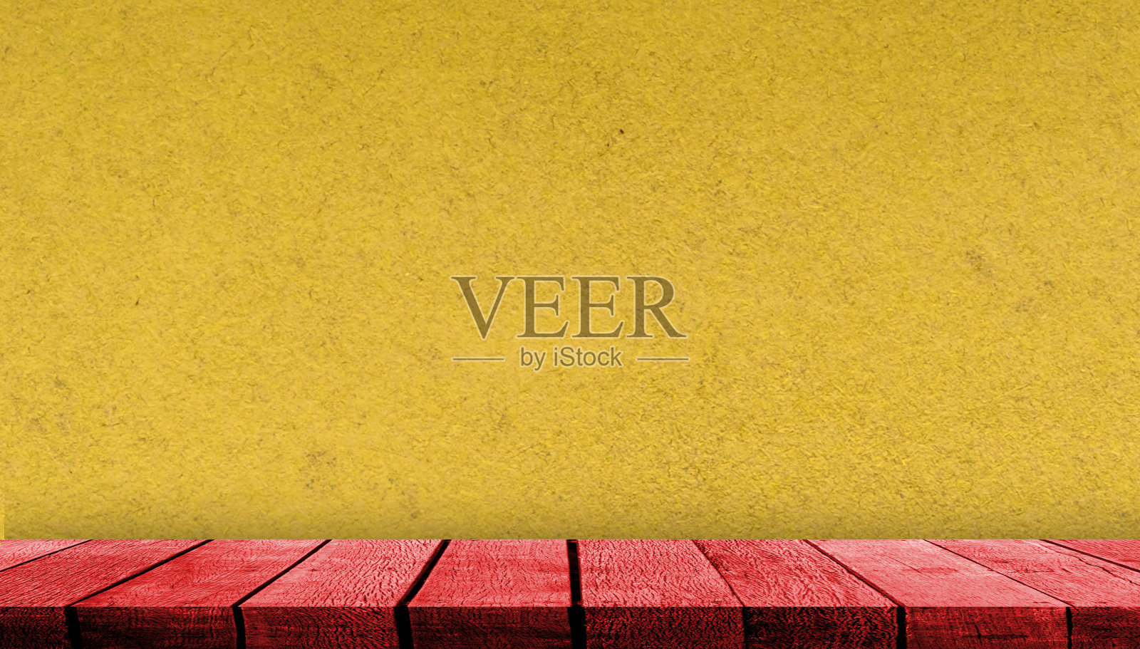 红色展示木板架子桌子柜台与广告背景拷贝空间和背景与黄色纸墙背景,照片摄影图片
