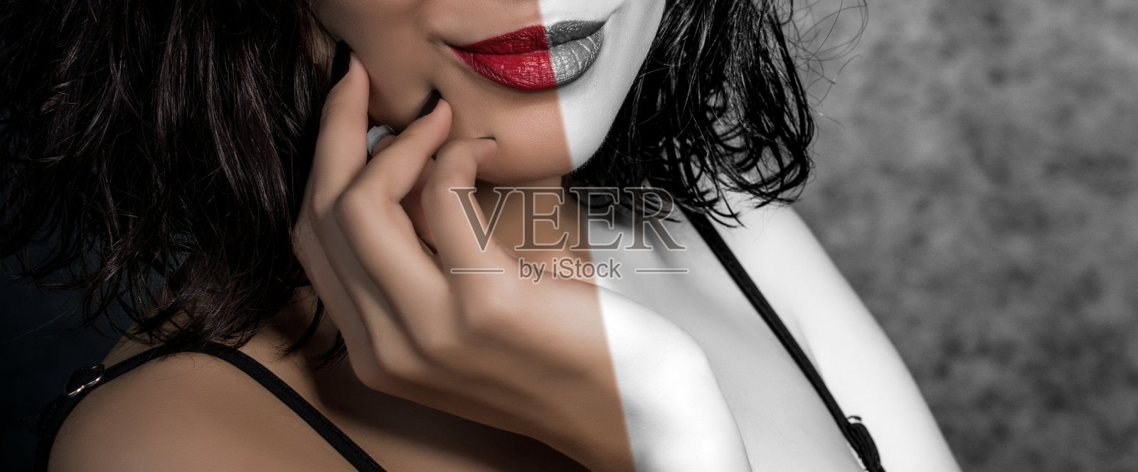 特写微距照片的美丽女孩的嘴唇与红色哑光唇膏。照片摄影图片