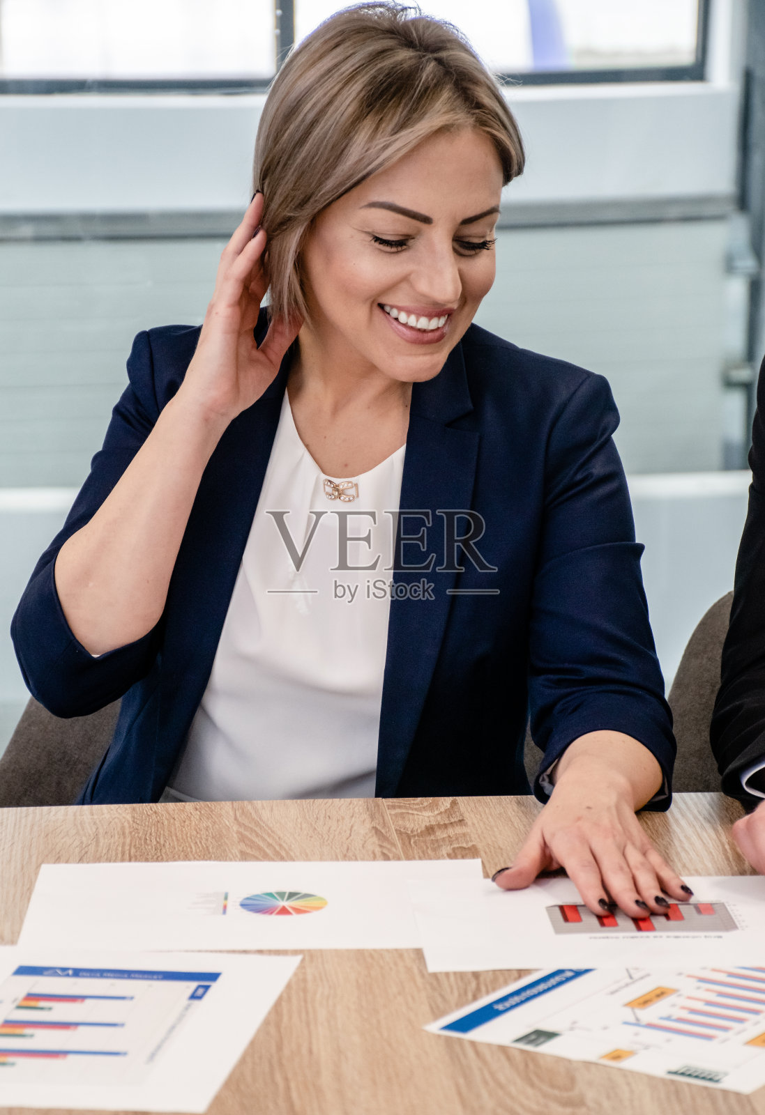 办公室里的女商人照片摄影图片