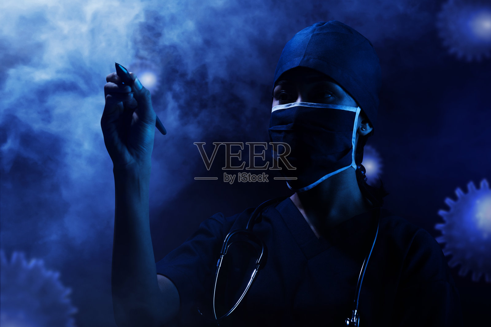 亚洲女医生戴着流感口罩,拿着笔写关于冠状病毒的东西照片摄影图片