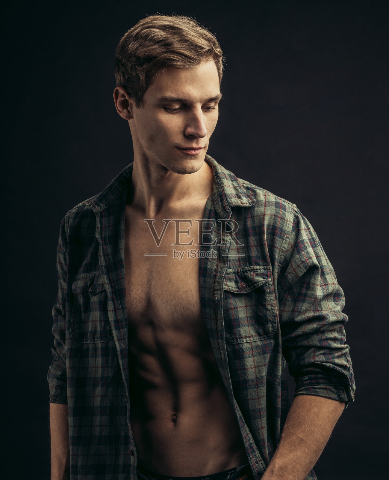 穿着衬衫赤裸上身的白人男人照片摄影图片