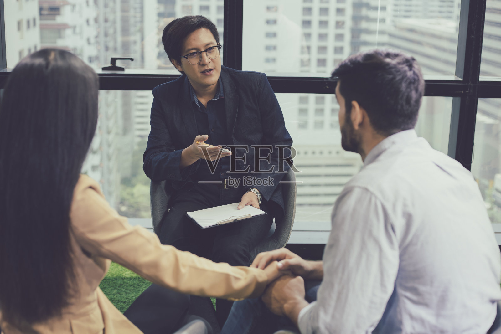 夫妇交谈,帮助和给予支持的心理医生。照片摄影图片