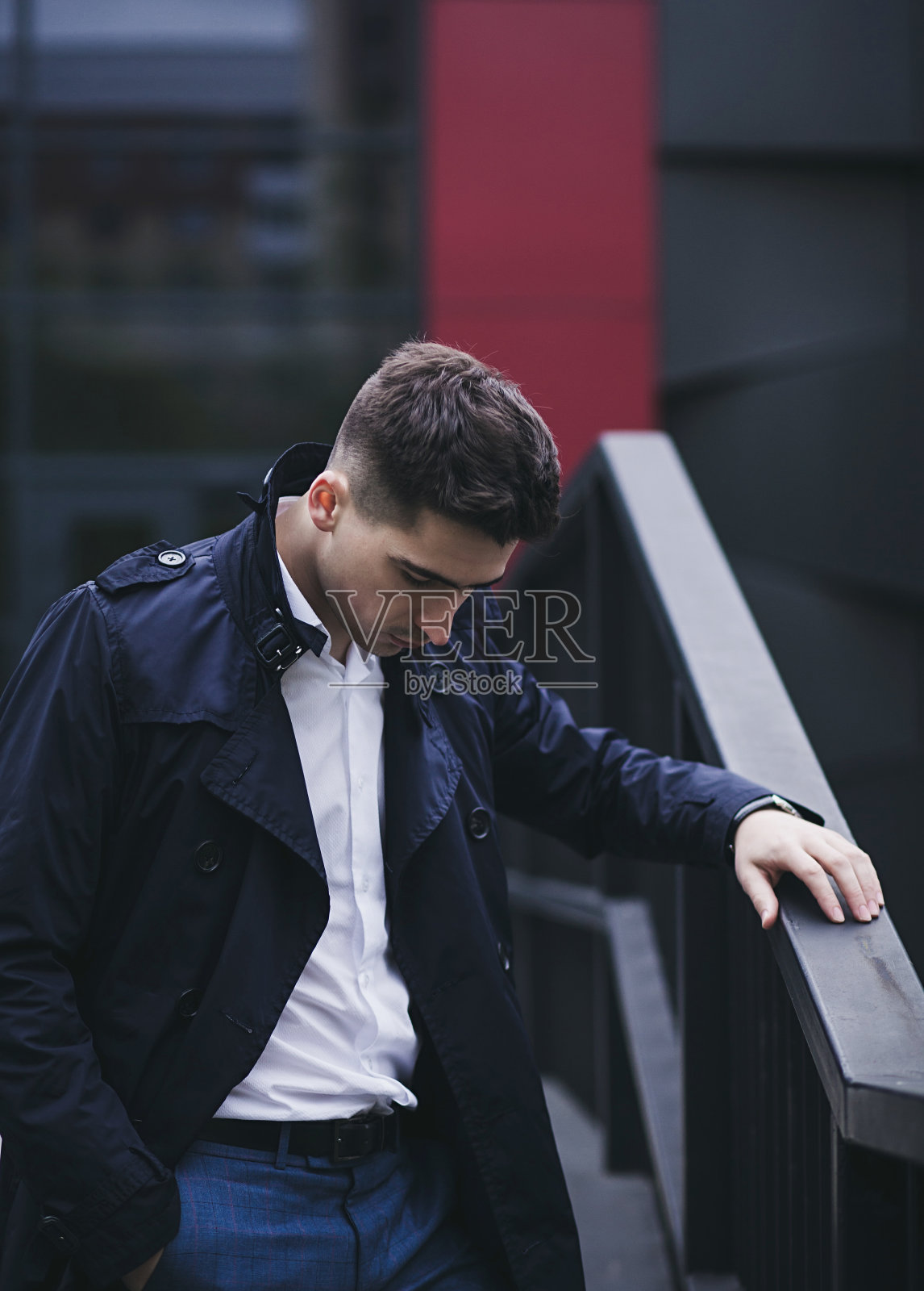 穿着时髦衣服的严肃男人照片摄影图片