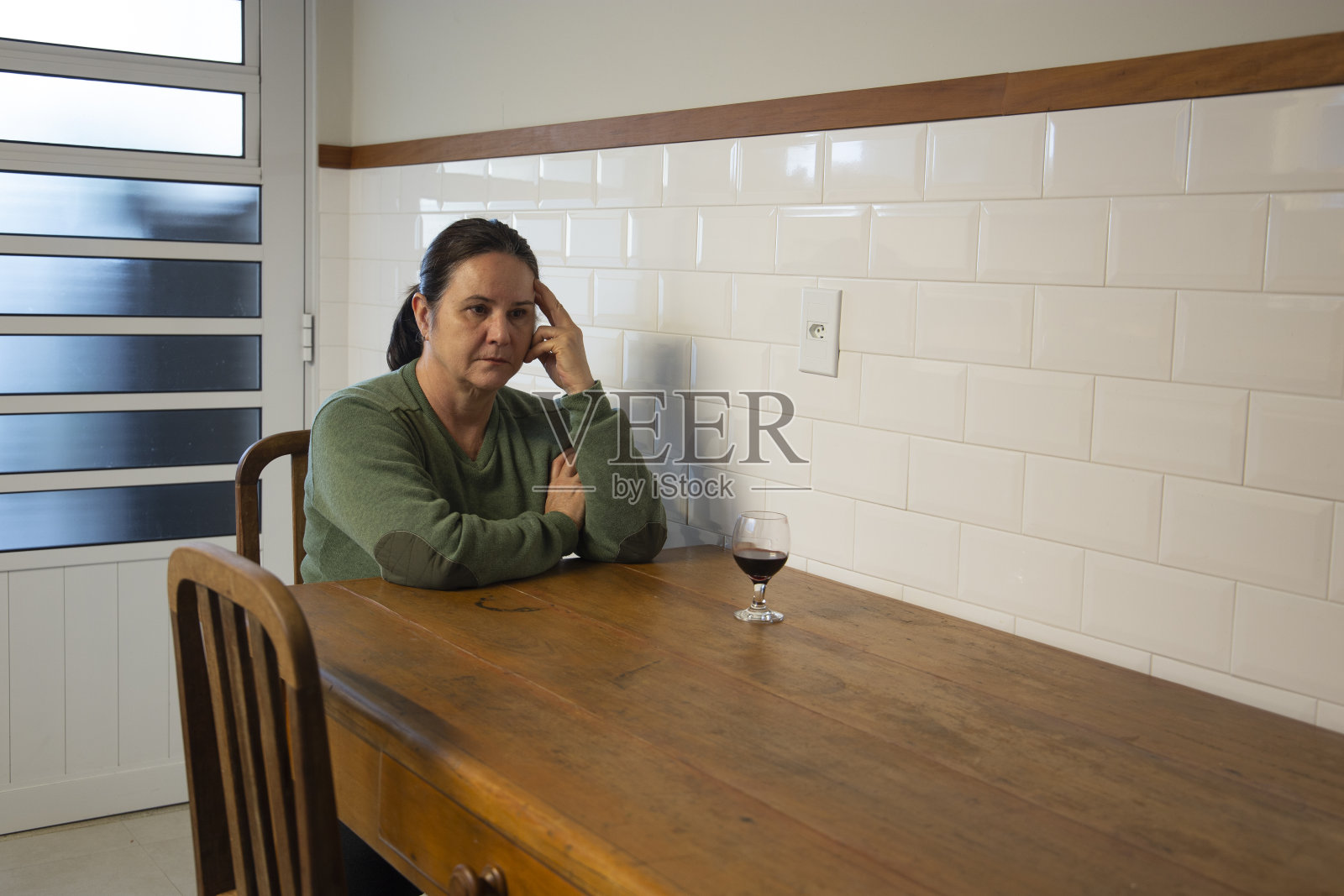 独自在家喝着葡萄酒的拉丁女人照片摄影图片