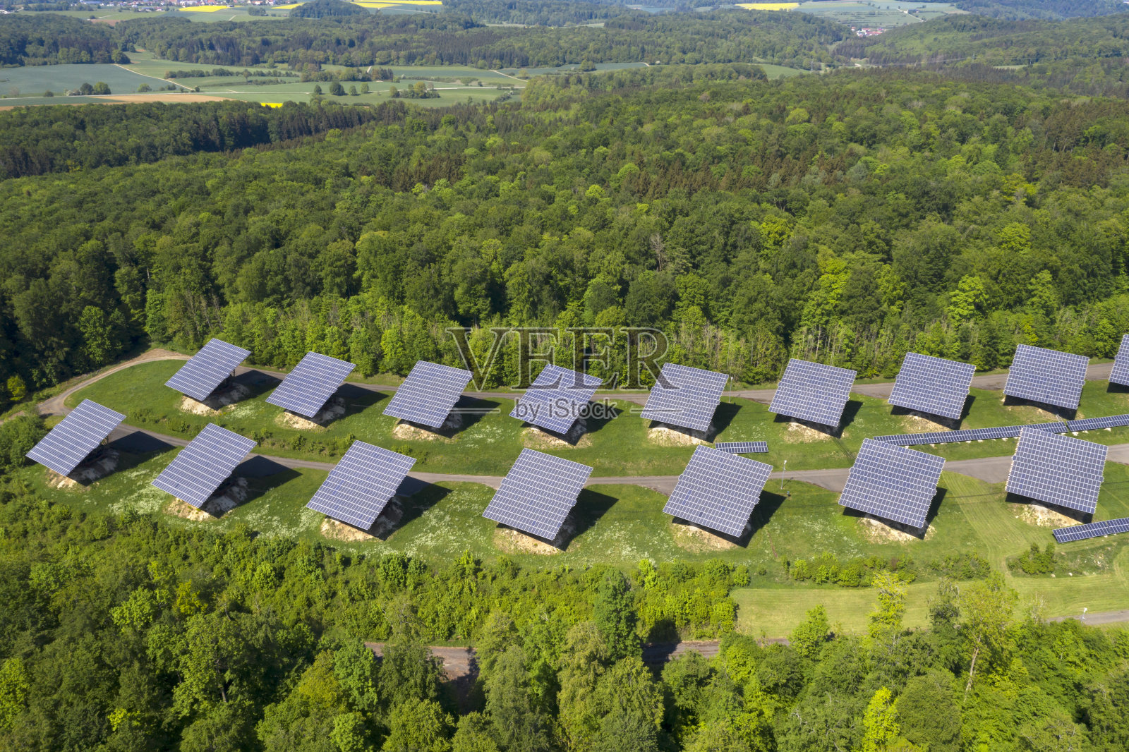 旋转太阳能电池板,鸟瞰图照片摄影图片