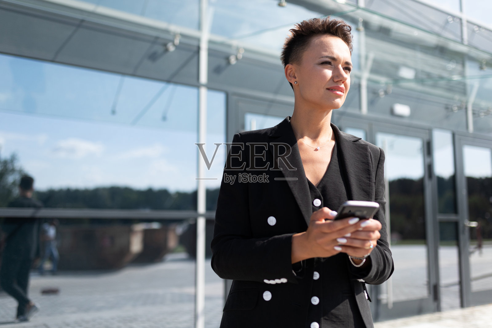 一位身着西装的女士在办公室预约,等待同事的到来照片摄影图片