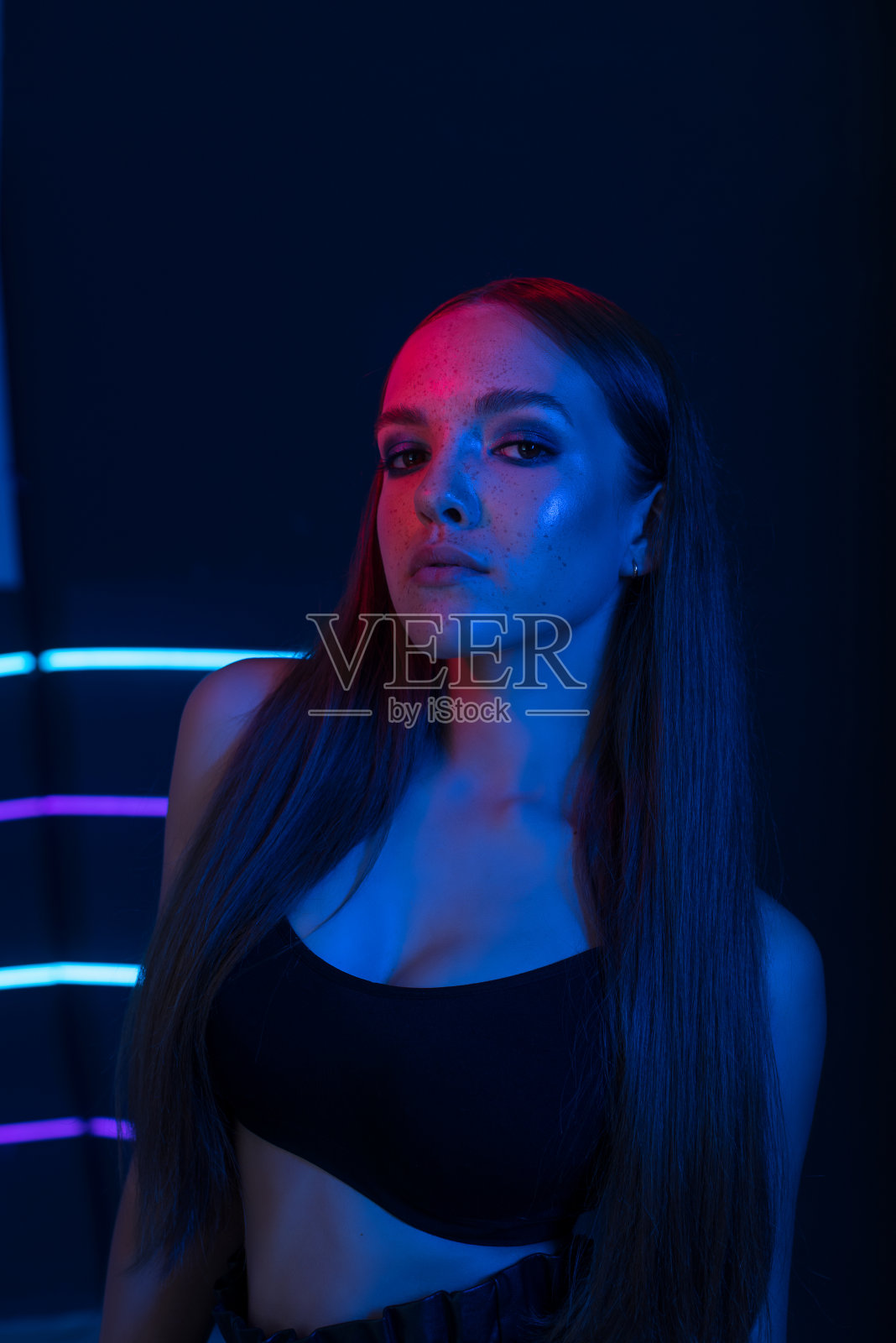 一个美丽迷人的运动苗条女孩的工作室肖像。照片摄影图片