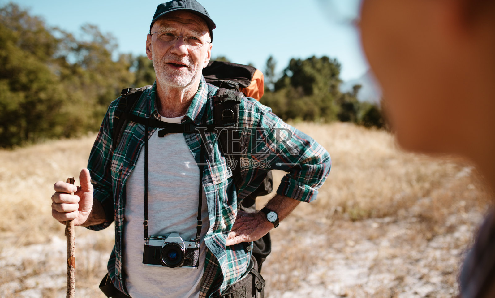 徒步旅行者询问路线照片摄影图片
