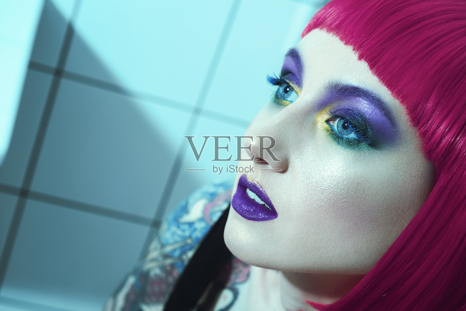 特写脸的漂亮的时尚女孩与紫色的嘴唇和粉红色的头发照片摄影图片