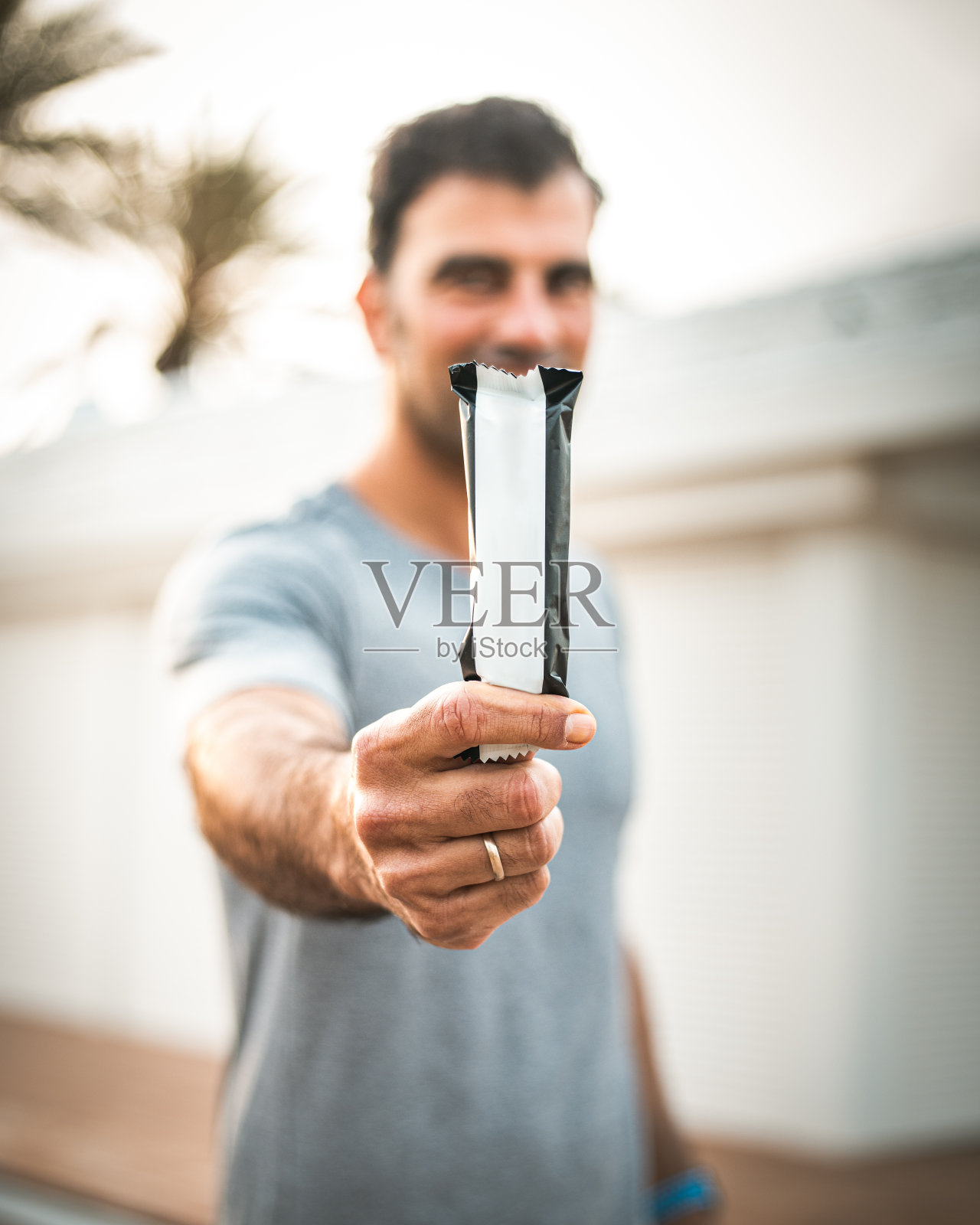 运动青年健身户外蛋白棒照片摄影图片