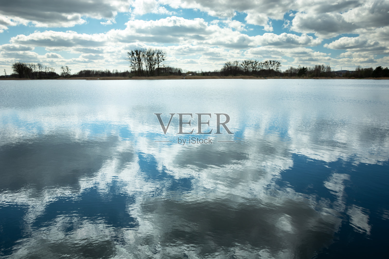 平静的湖面上倒映着白云照片摄影图片