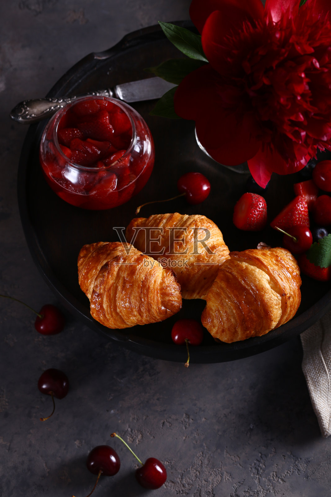 有新鲜浆果的羊角面包照片摄影图片