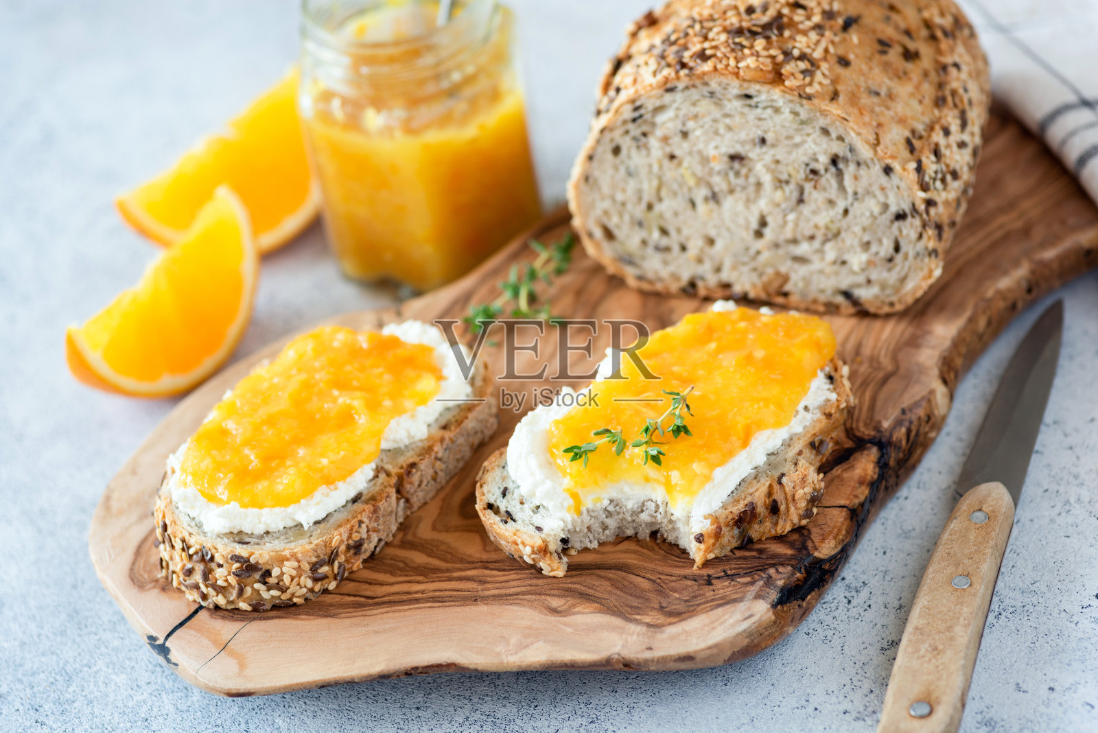 健康的早餐吐司配乳清干酪和橘子果酱照片摄影图片