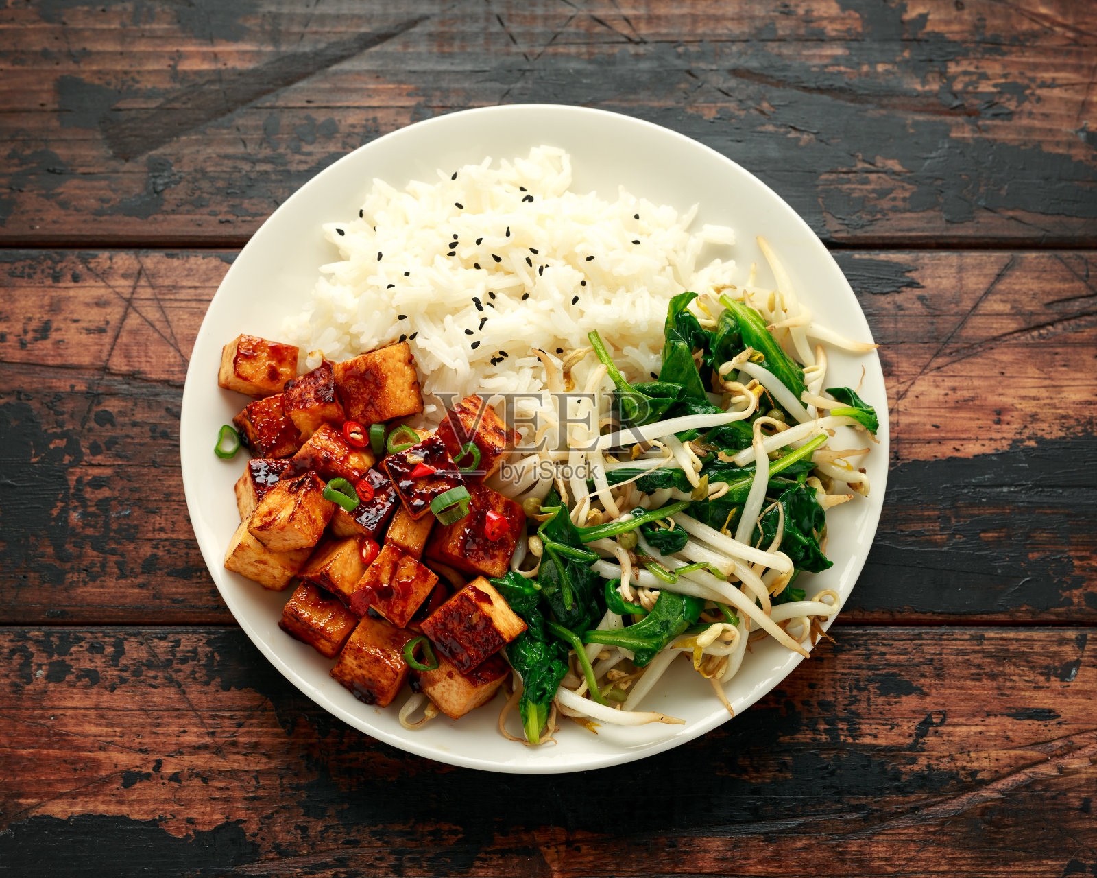 炒亚洲豆腐配米饭,蒸菠菜和豆芽。蔬菜的健康食品照片摄影图片