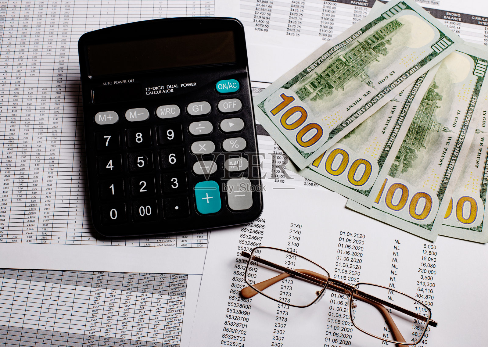 商业概念计算器,眼镜,钱和文件照片摄影图片