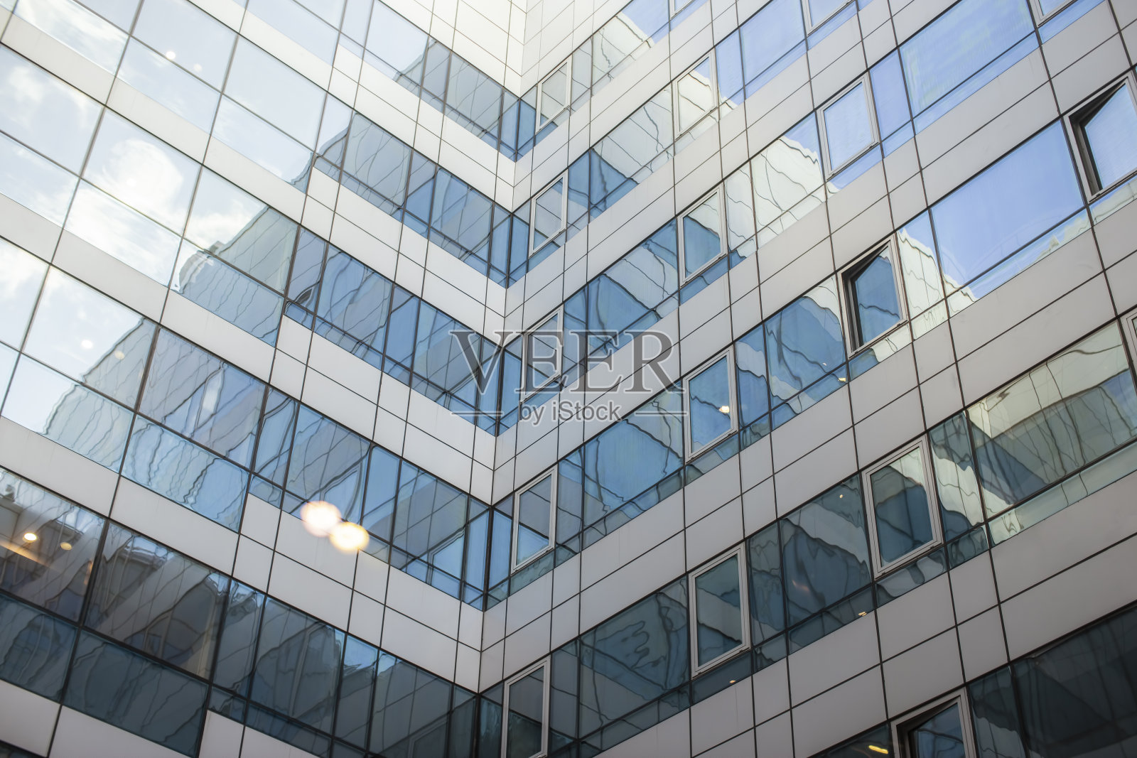 蓝色玻璃抽象纹理的现代摩天大楼照片摄影图片