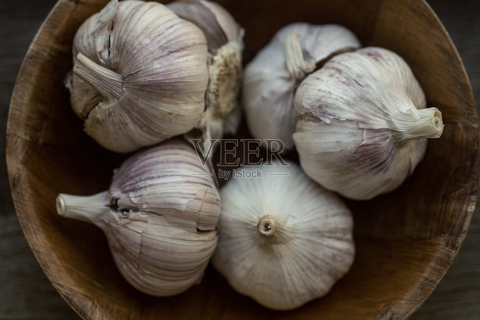 木头桌子上放着大蒜照片摄影图片