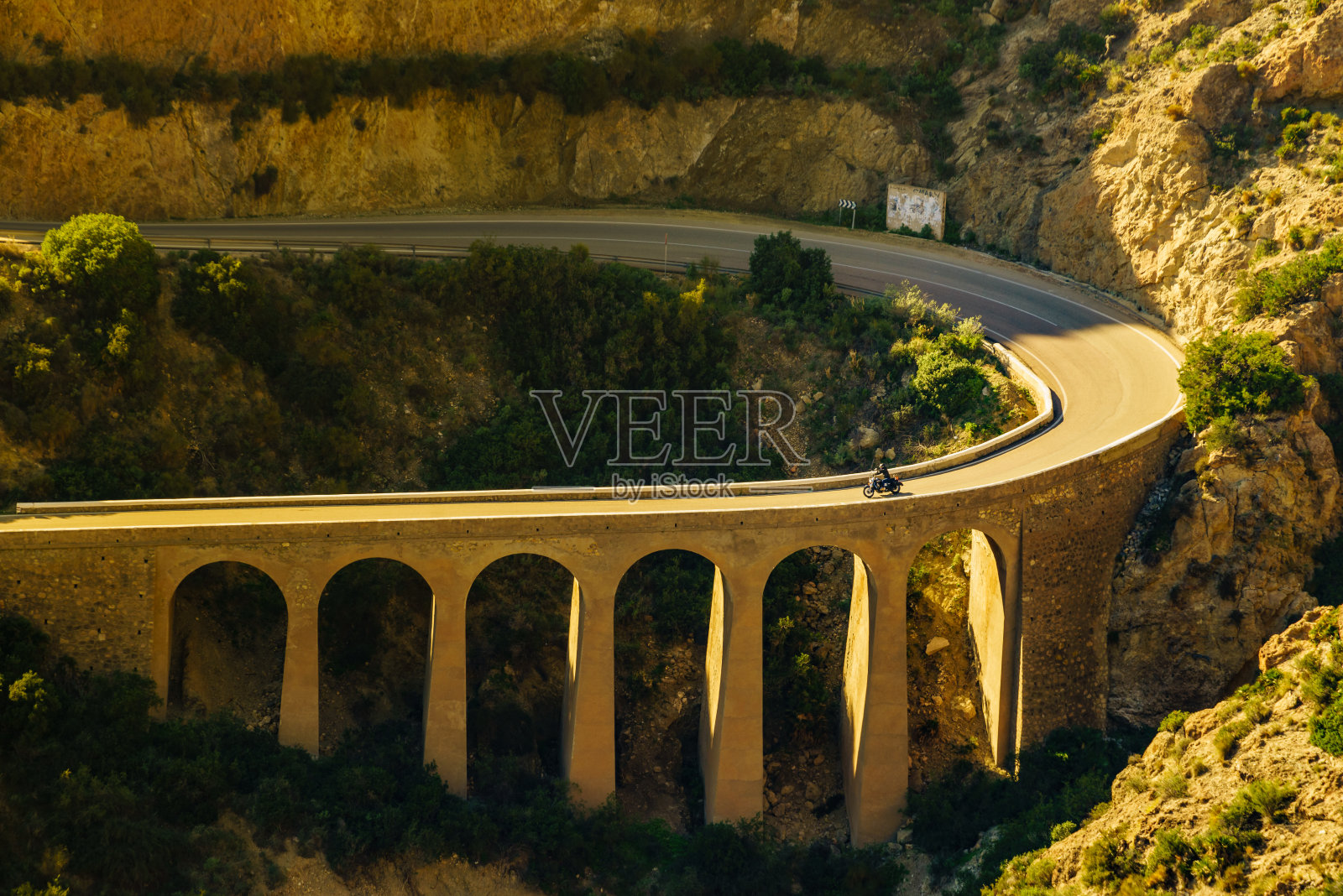 西班牙Granatilla视角下的道路和高架桥照片摄影图片