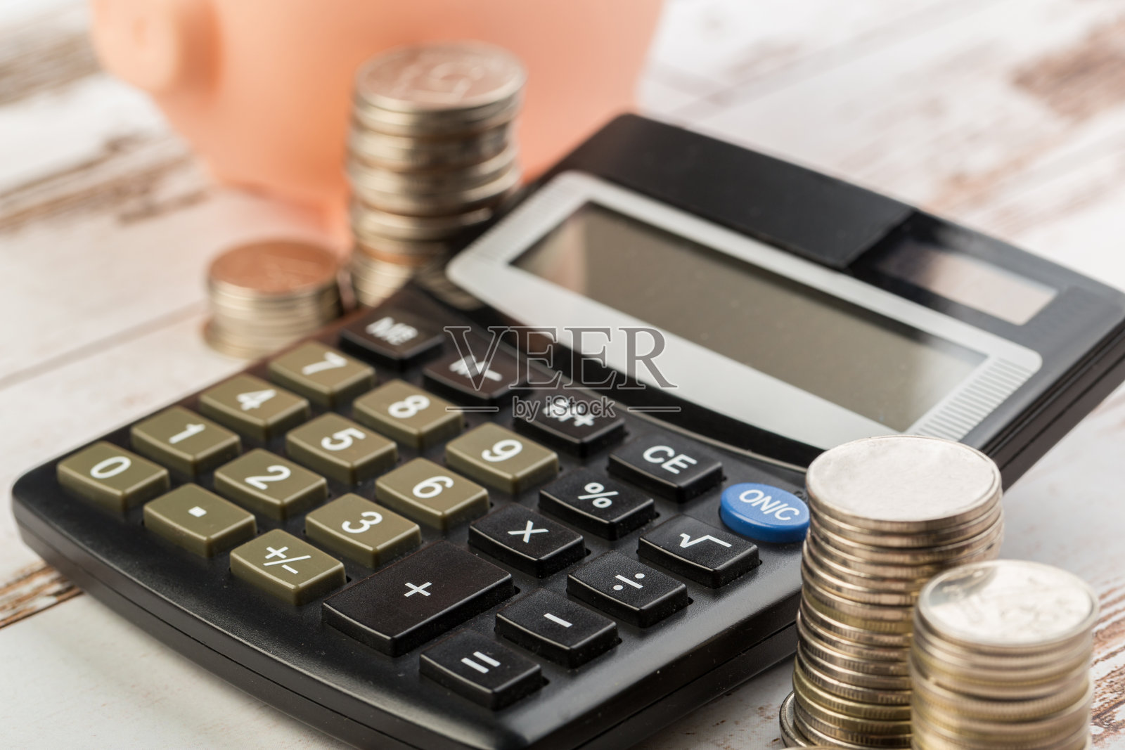 用计算器铸造钱币和纸币。储蓄、金融、经济学照片摄影图片