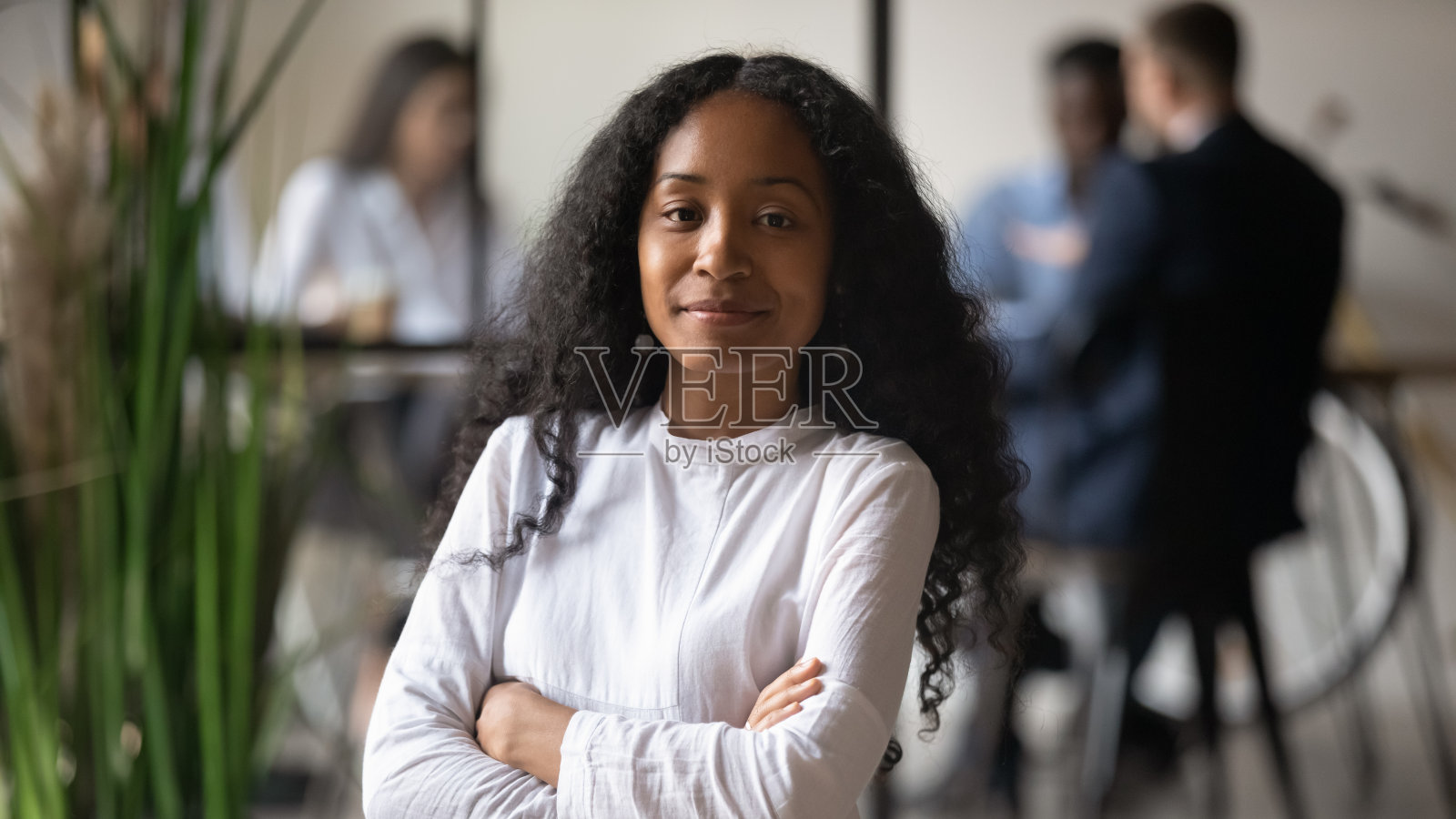 头像自信的非洲裔美国女商人看着相机照片摄影图片