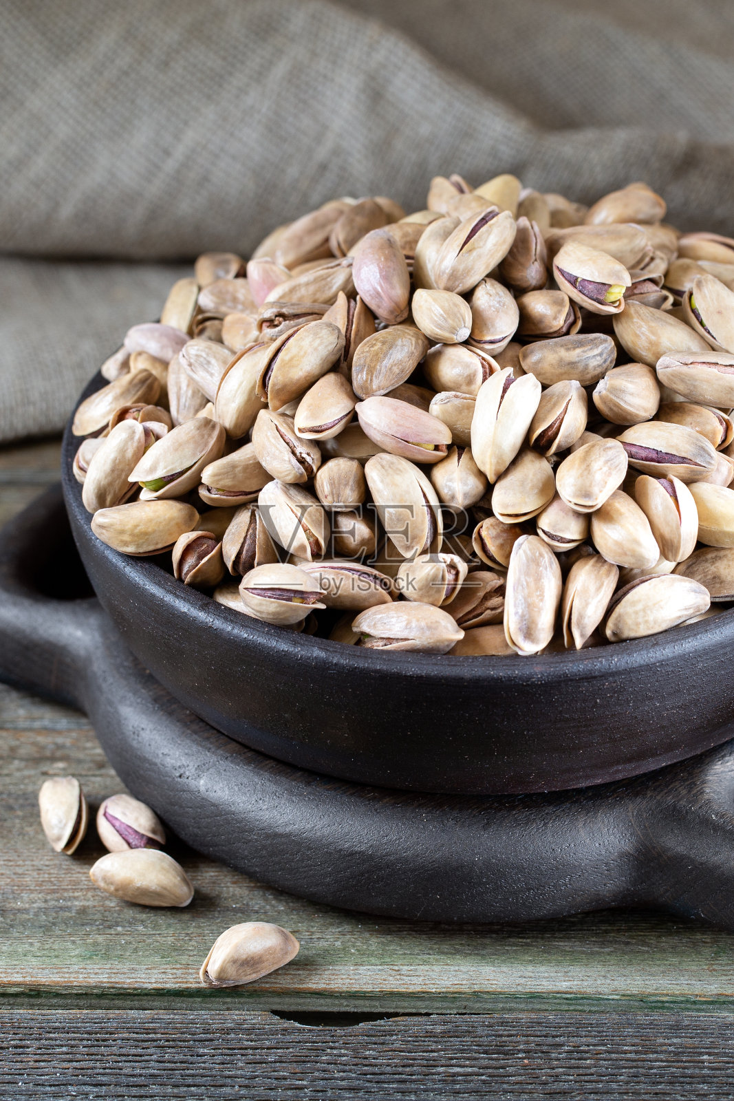 木碗里的开心果,乡村背景照片摄影图片