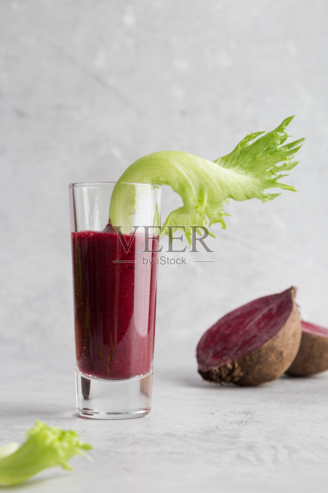 玻璃杯配甜菜根冰沙和蔬菜沙拉。整个背后的甜菜根照片摄影图片