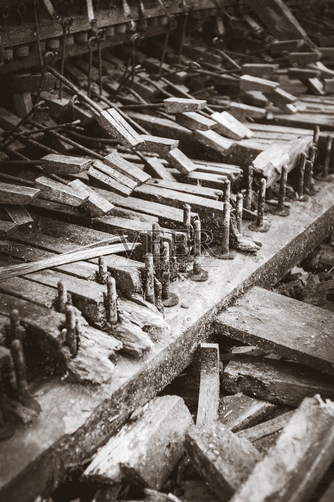 断了的旧钢琴。黑色一张白色的图片照片摄影图片