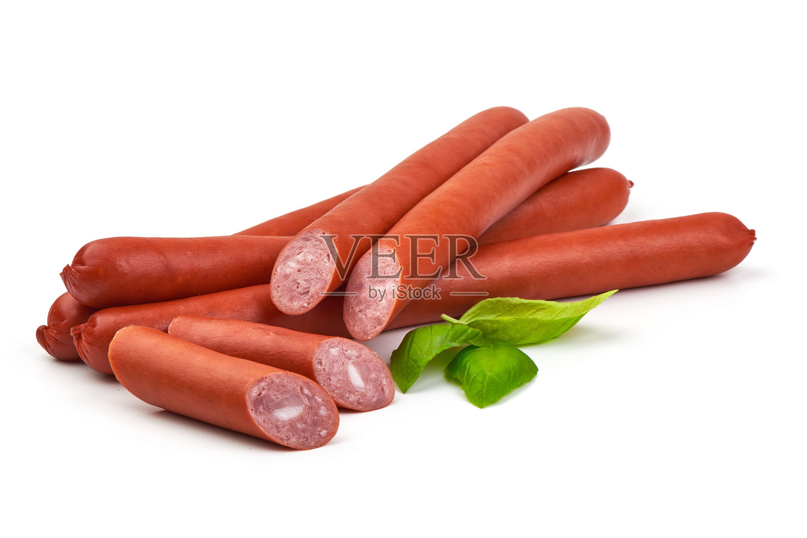 长而肥的香肠,有罗勒叶,孤立在白色背景上。照片摄影图片