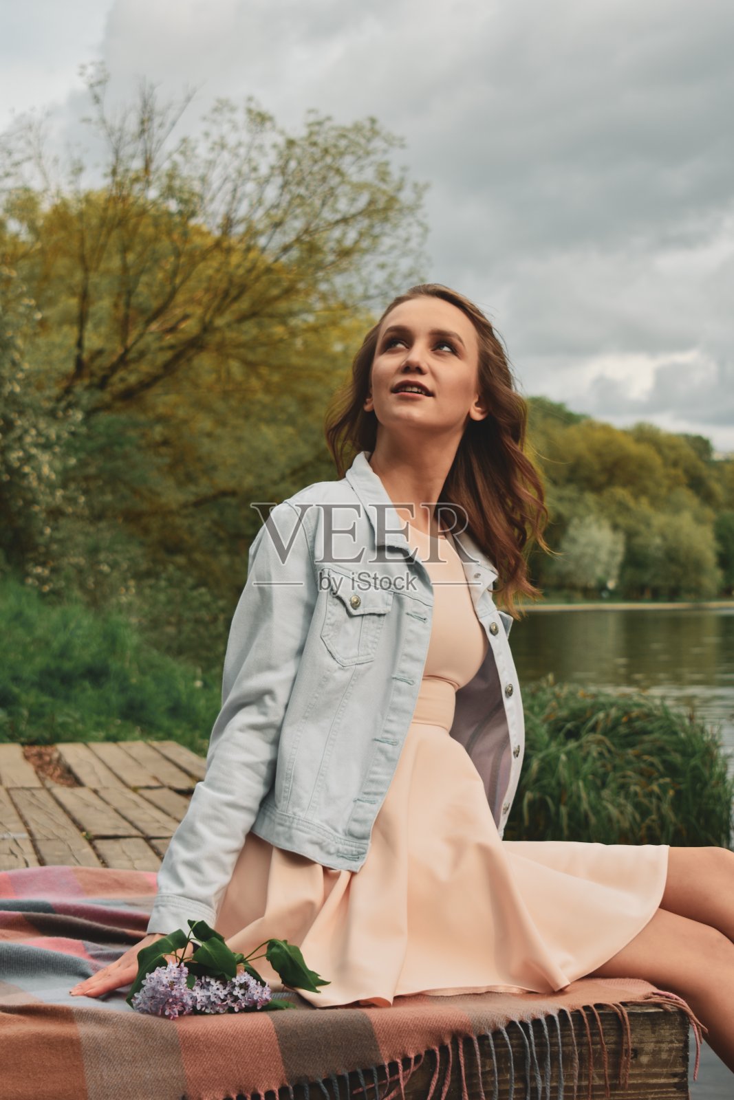 蒲公英的女孩照片摄影图片