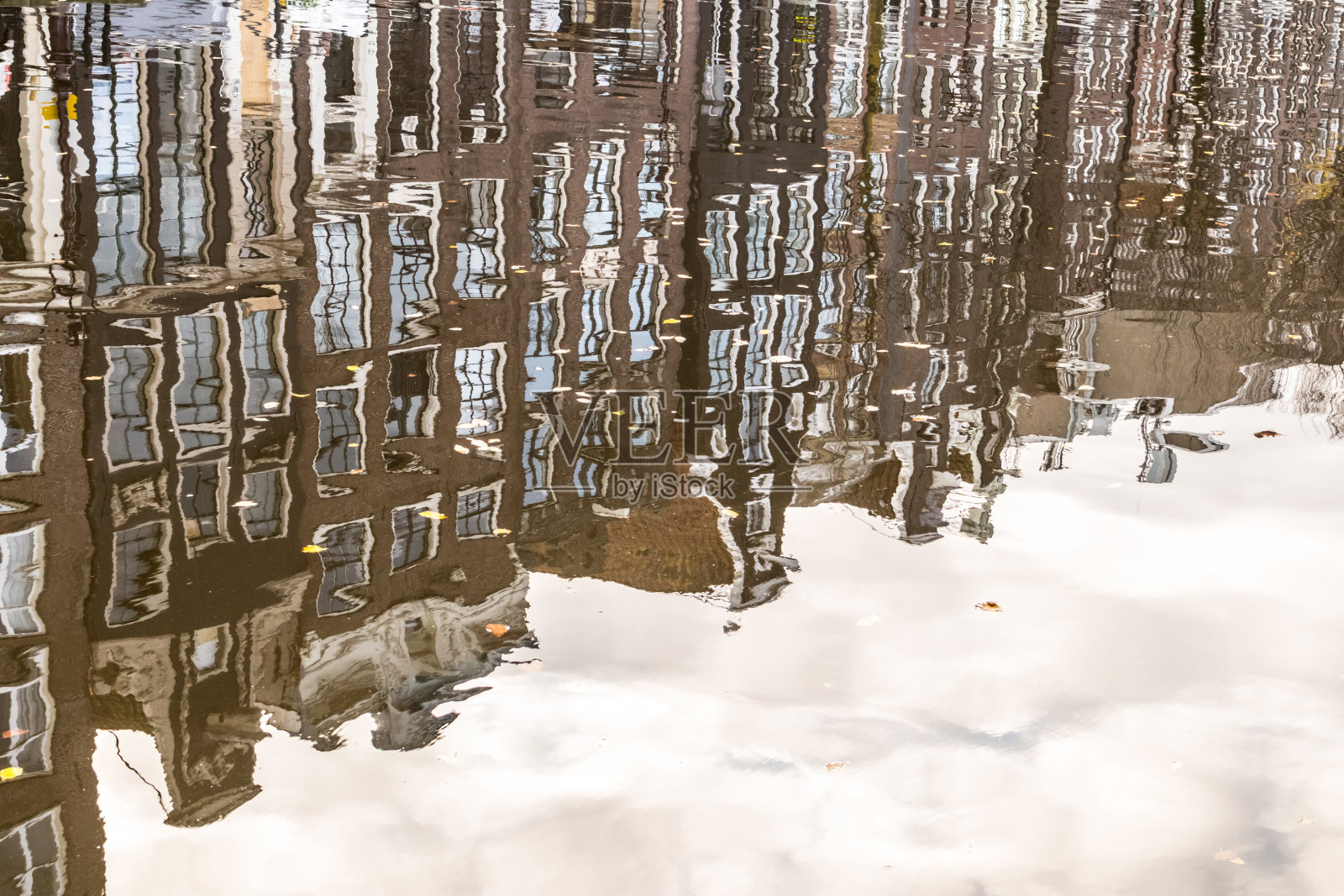 阿姆斯特丹黄昏时美丽宁静的城市景象。水映着街边运河旁的传统房屋。照片摄影图片