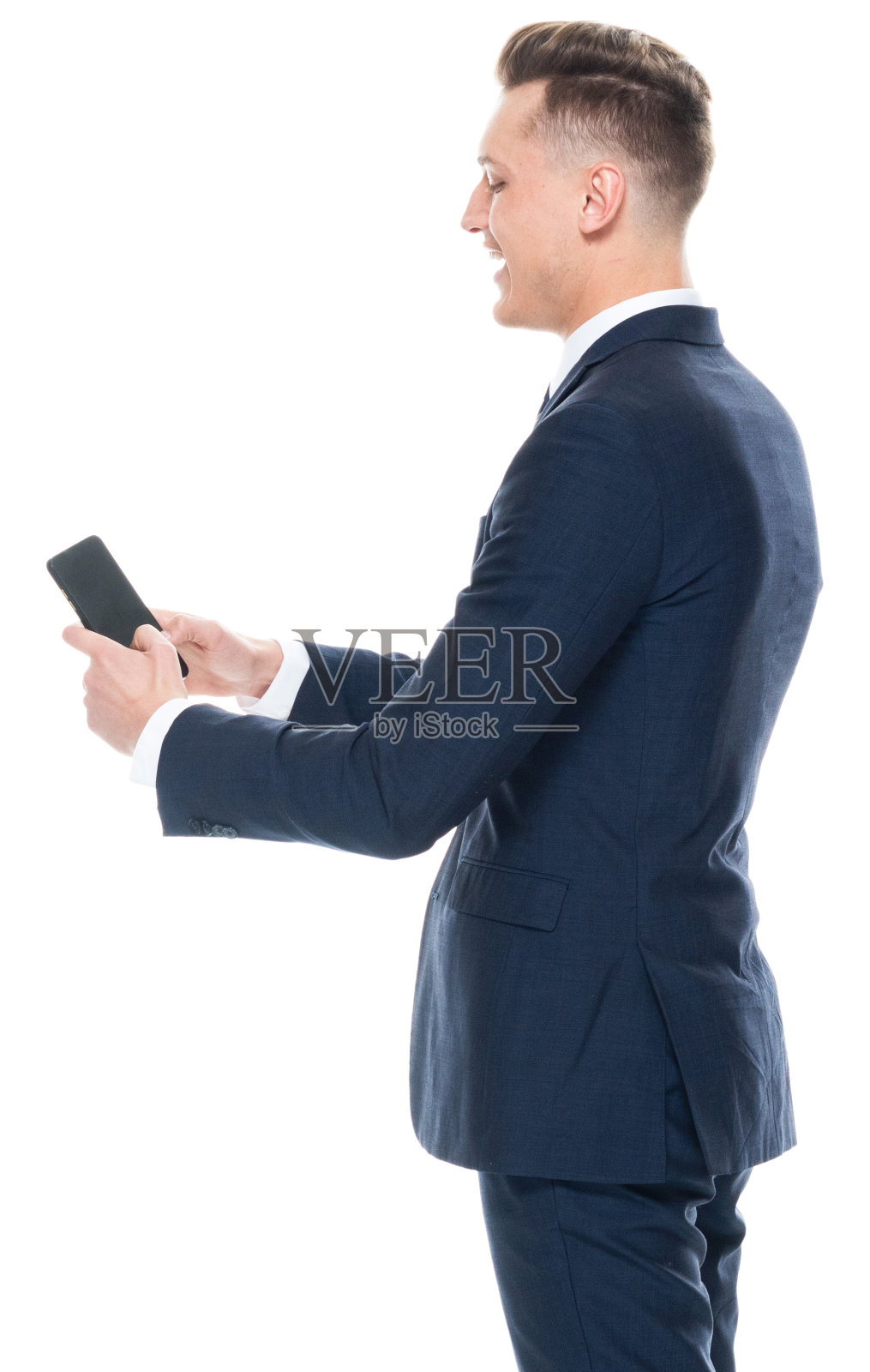 白人年轻男性商人穿着商务装站在白色背景下使用手机照片摄影图片