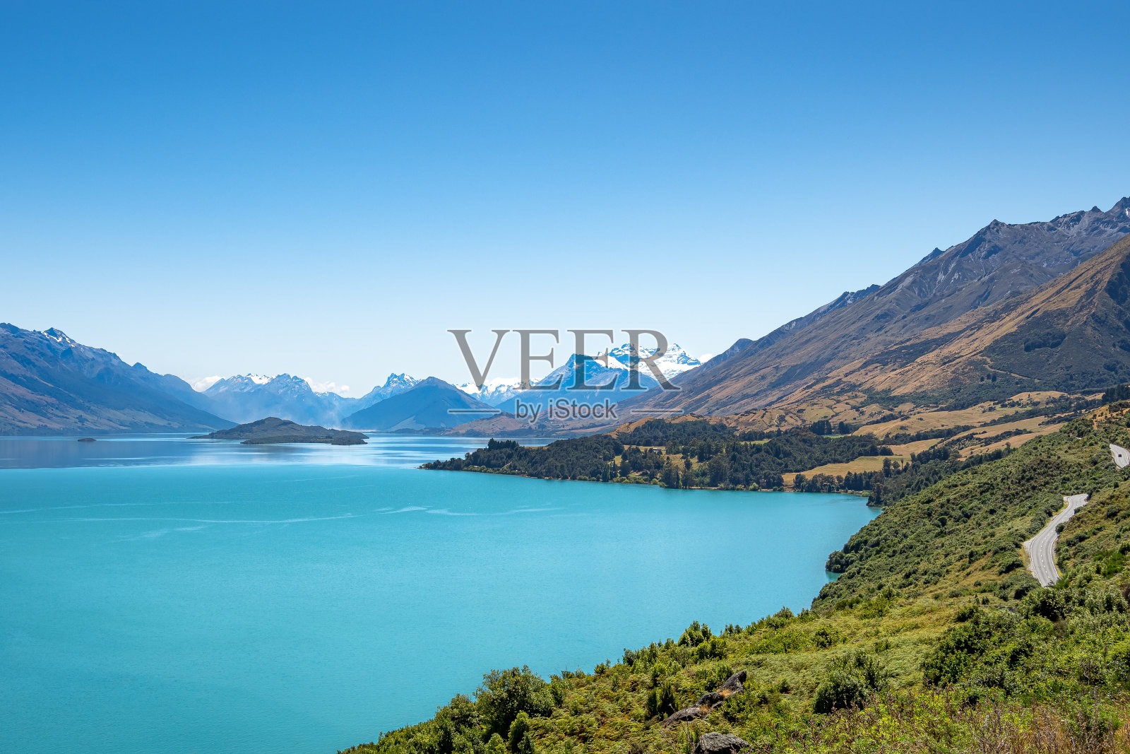 从格林诺奇到皇后镇公路的贝内特悬崖瞭望台拍摄的阿尔弗雷德山和瓦卡蒂普湖照片摄影图片