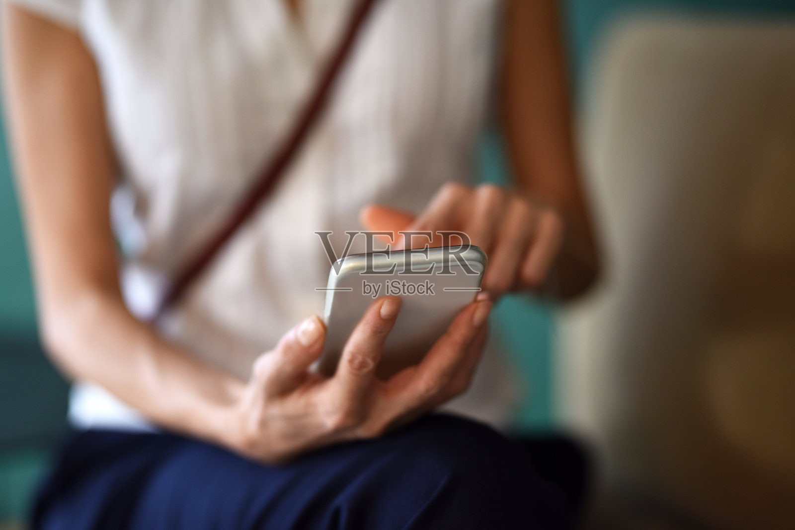 女性使用智能手机照片摄影图片