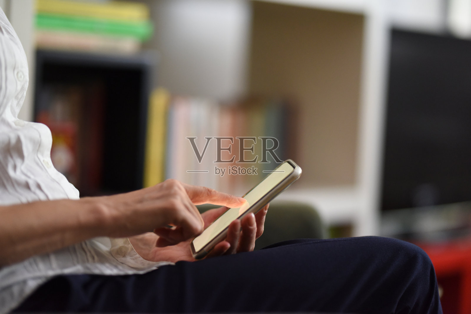 女性使用智能手机照片摄影图片