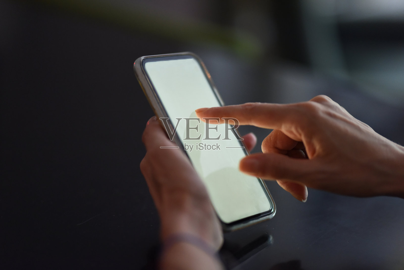 女性使用智能手机照片摄影图片