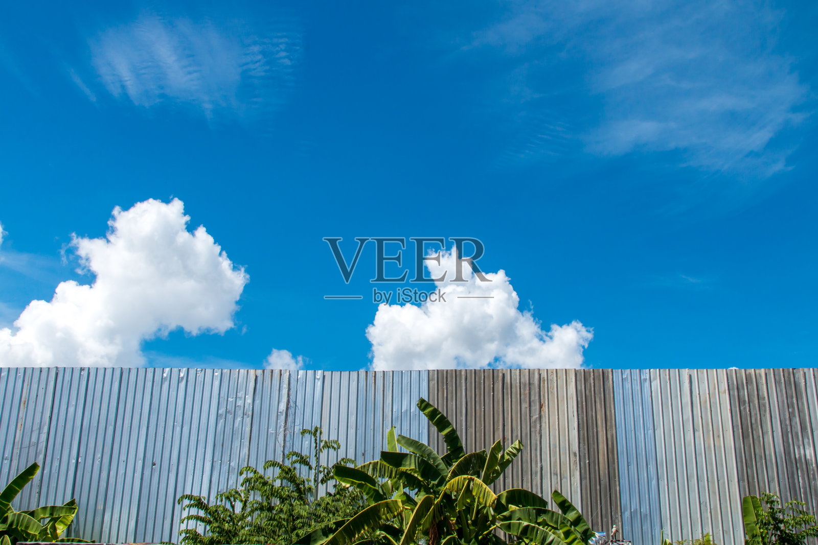 金属板墙和蓝天白云照片摄影图片