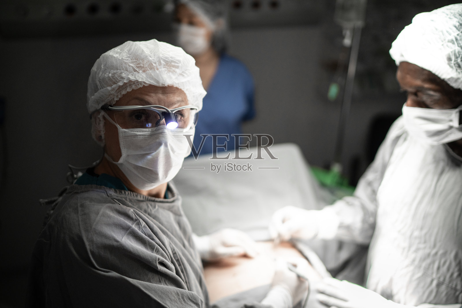 医院手术室戴口罩的女医生肖像照片摄影图片