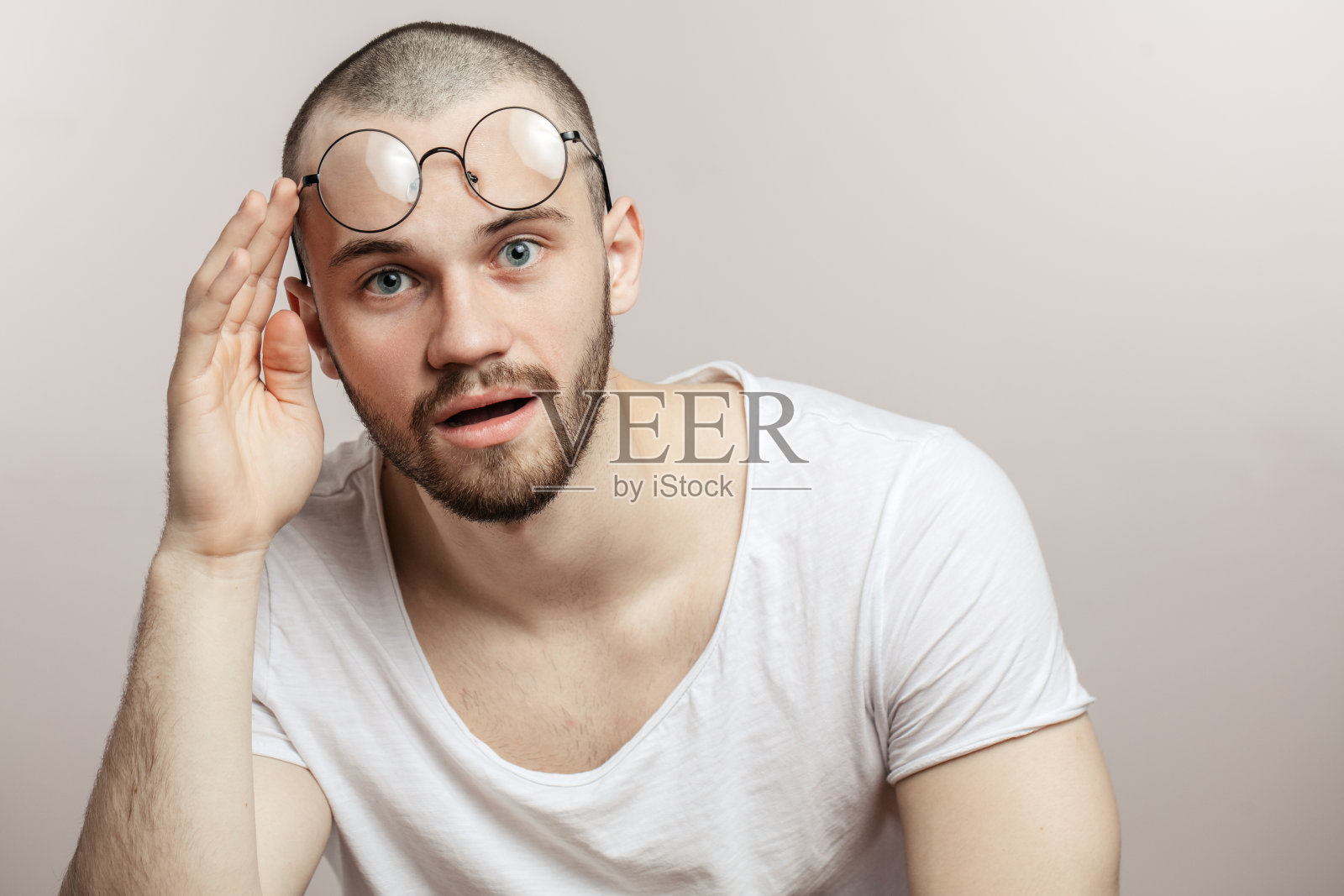 惊讶的男人摘下了他的眼镜照片摄影图片