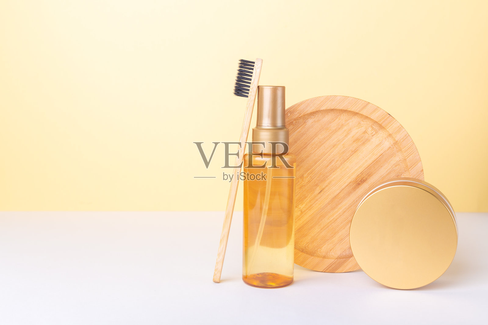 模型透明塑料瓶与有机油化妆品和天然霜的罐子。平衡组成照片摄影图片