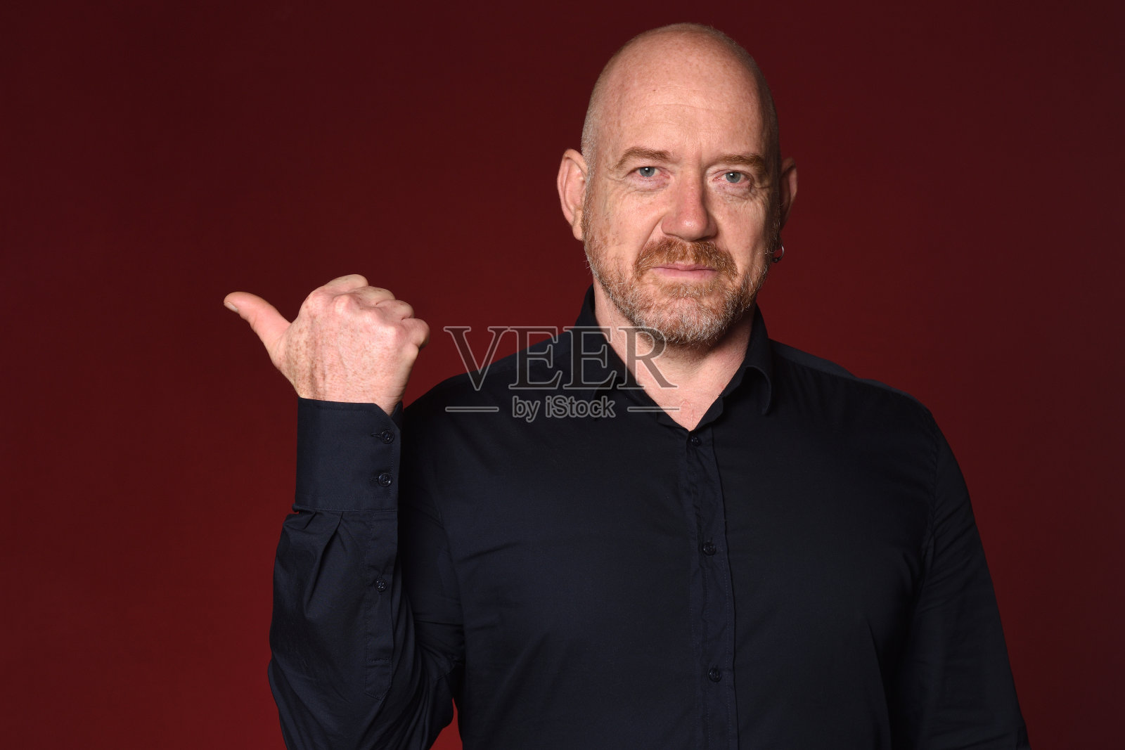 一个穿红色衣服的男人的肖像照片摄影图片