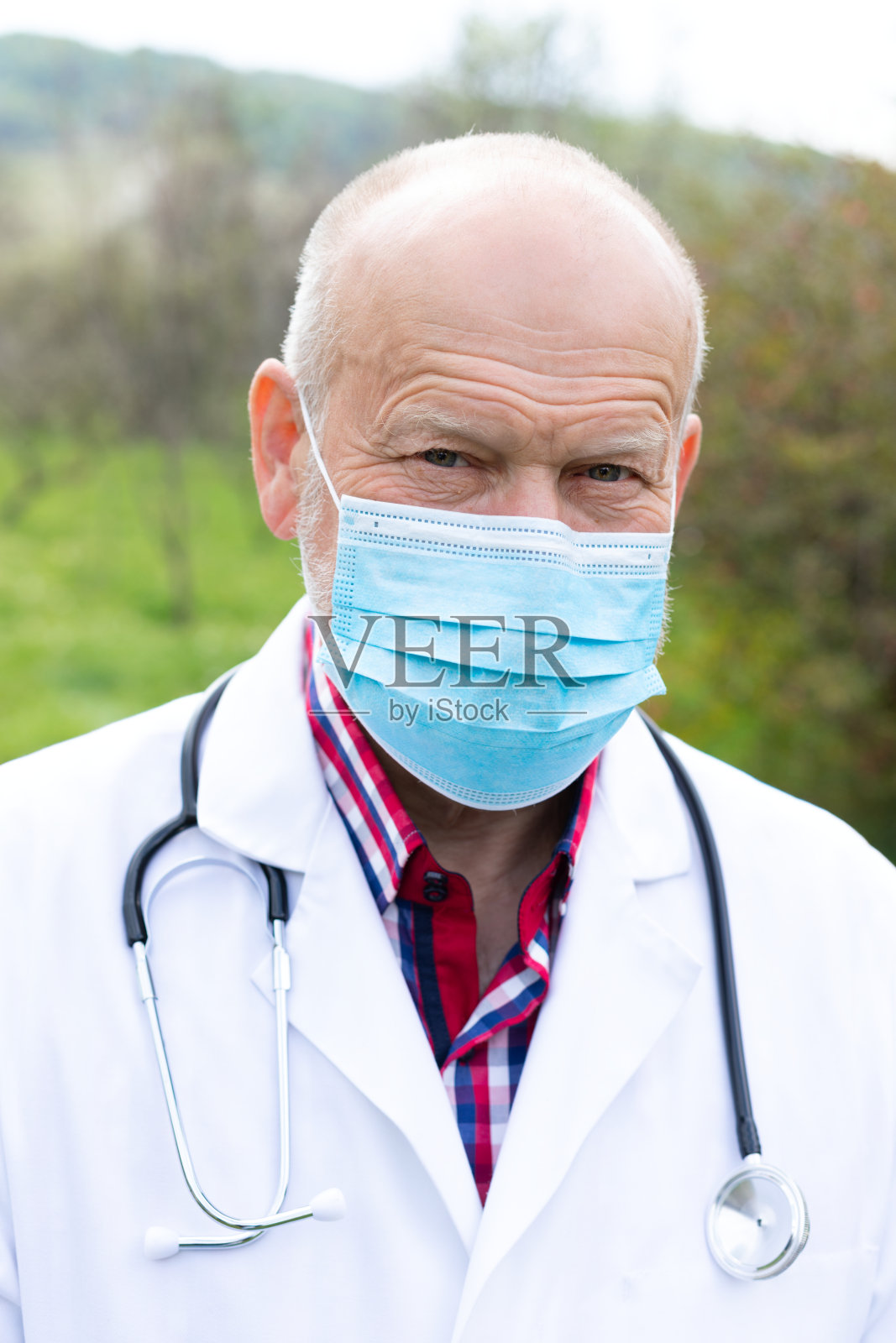 户外资深男医生照片摄影图片