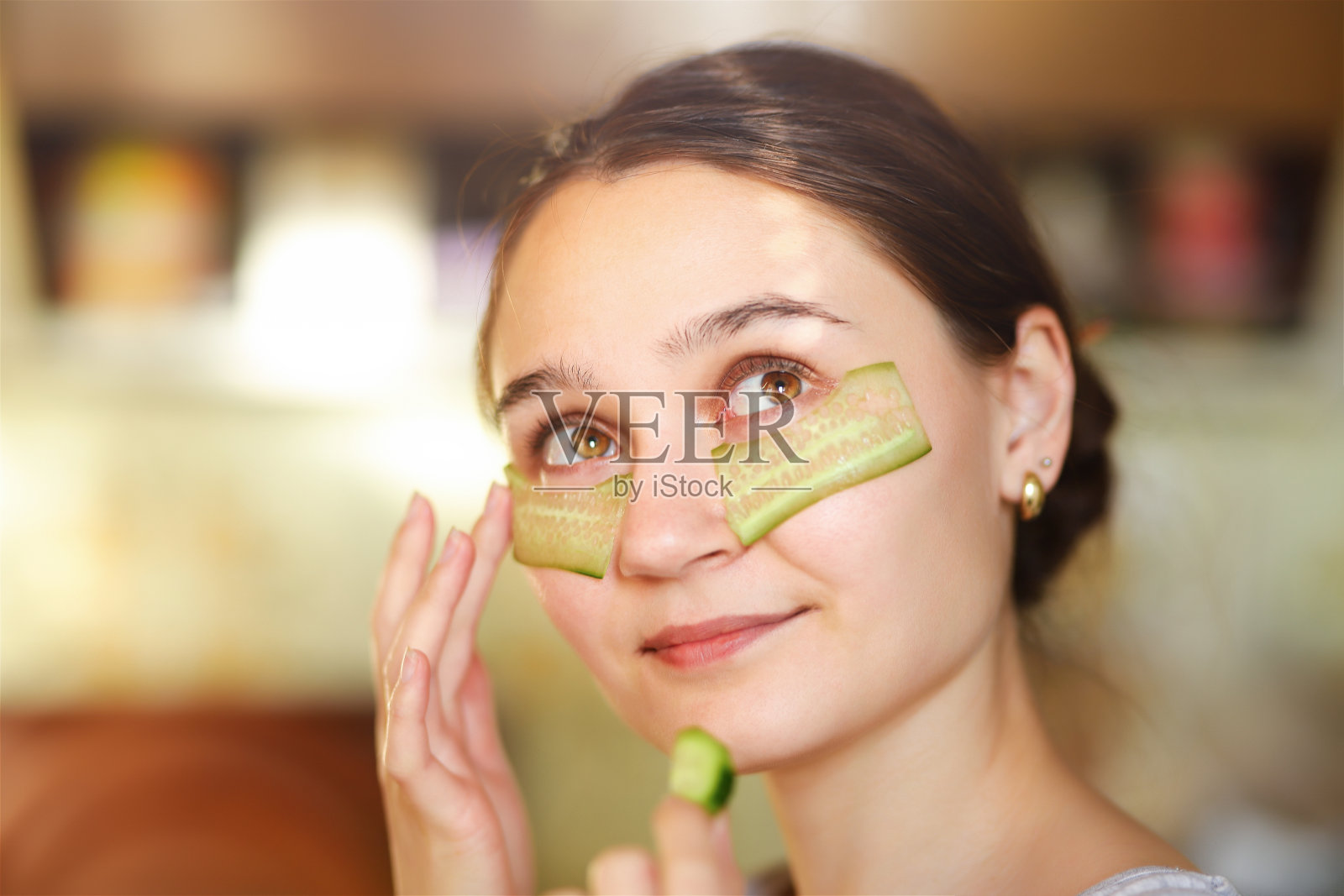 一个戴着黄瓜面膜的漂亮女孩照片摄影图片