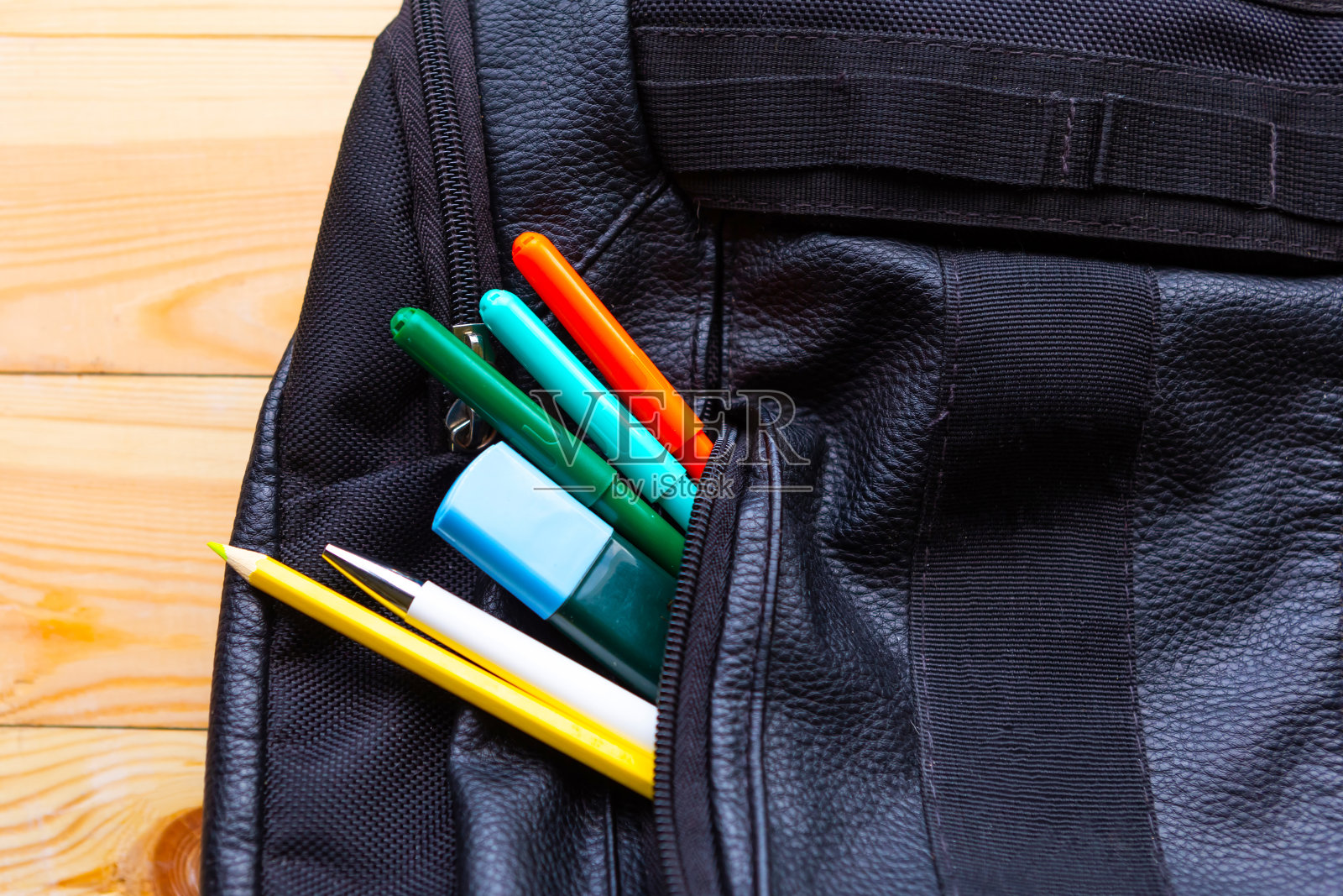 书包和铅笔放在木桌上。返校理念照片摄影图片