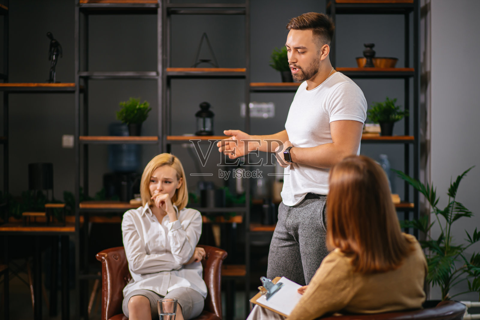 心理学家办公室里的一男一女照片摄影图片